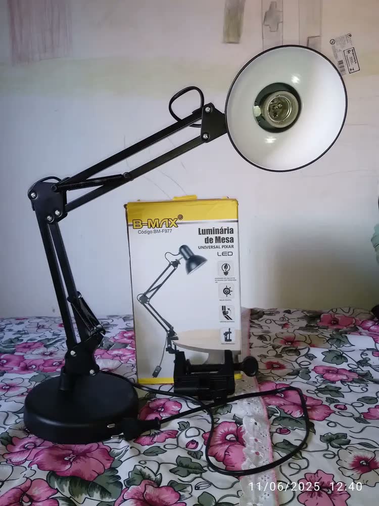 foto de Luminária De Mesa Leitura Estudo Escritório Quarto Trabalho Manicure Salão De Beleza Abajur Articulada 360° 2x1 Com Garra Flex E Base A+ Utilidades Preta