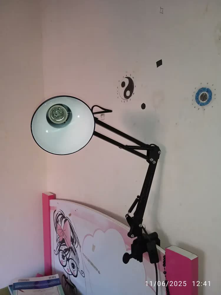 foto de Luminária De Mesa Leitura Estudo Escritório Quarto Trabalho Manicure Salão De Beleza Abajur Articulada 360° 2x1 Com Garra Flex E Base A+ Utilidades Preta