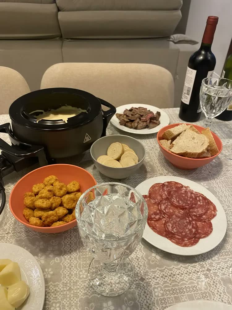 foto de Panela Eletrica Para Fondue Oster Ofnd100 1000w Cinza