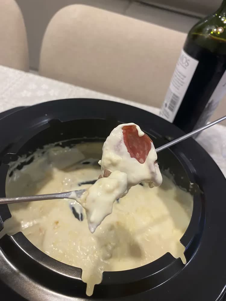 foto de Panela Eletrica Para Fondue Oster Ofnd100 1000w Cinza