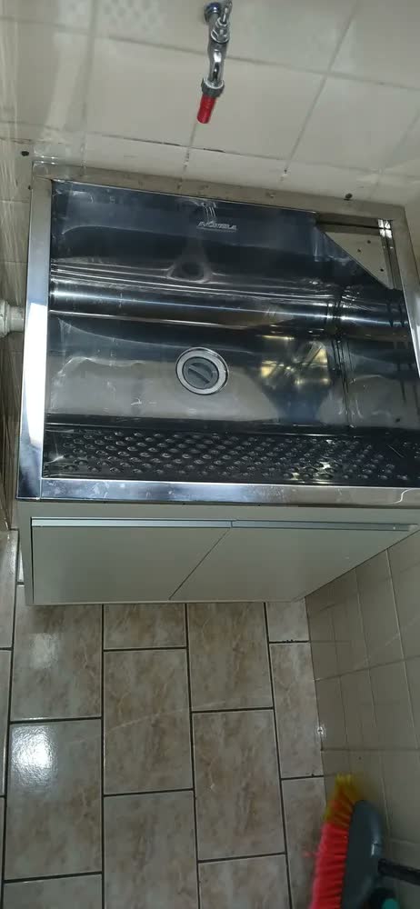 foto de Tanque de Lavanderia Inox 46L com Gabinete de MDF Branco de 60cm e Kit para Sifão