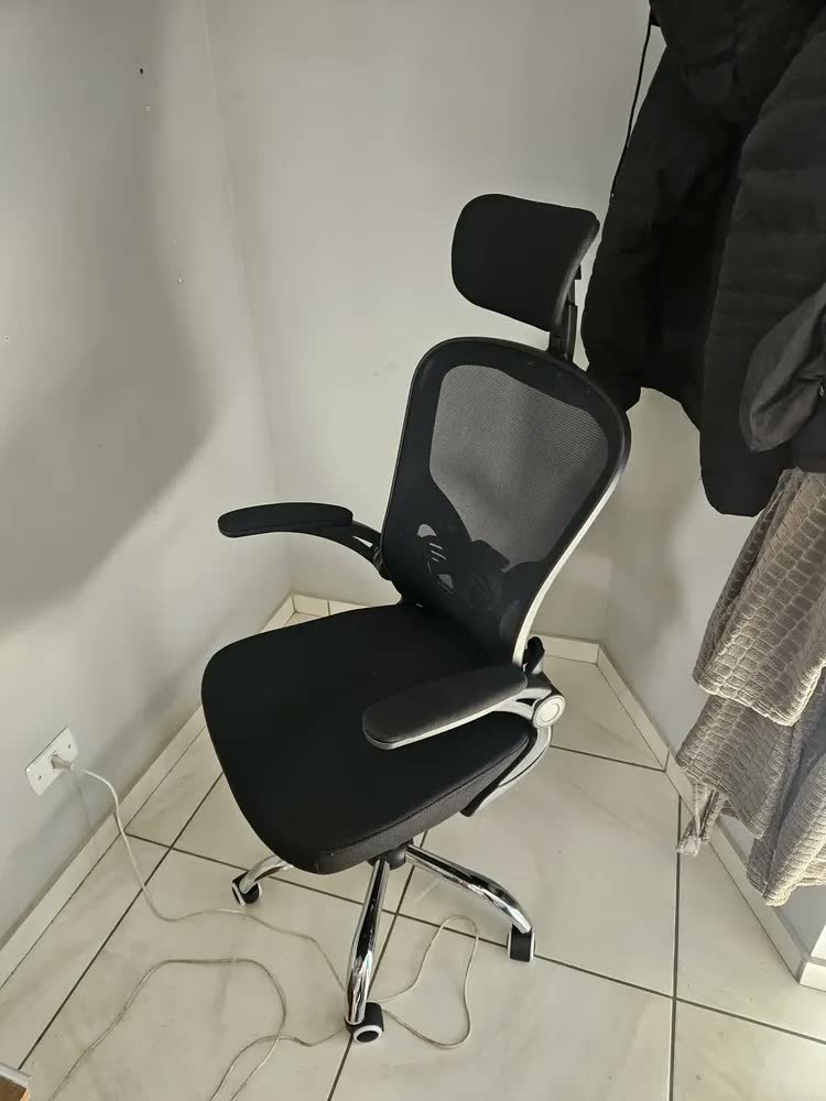 foto de Cadeira De Escritório Ergonômica Giratória B100 Boston Preta Com Estofado Mesh Com Ajuste Lombar Luvinco
