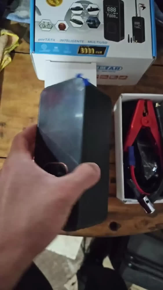 foto de Mini Compressor de Ar Automotivo B&G Digital Calibrador, Portátil e Recarregável