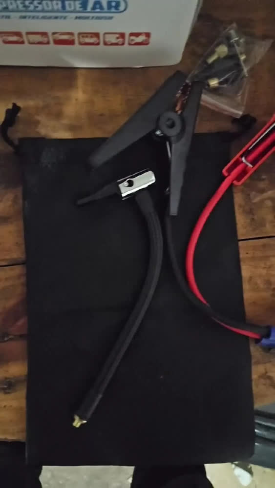 foto de Mini Compressor de Ar Automotivo B&G Digital Calibrador, Portátil e Recarregável
