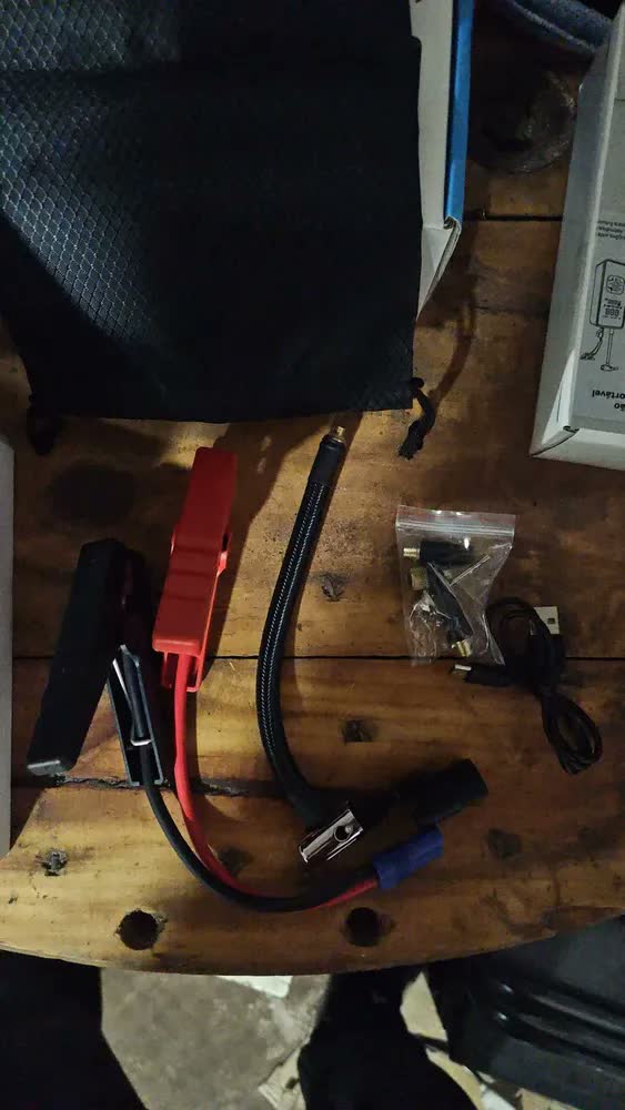 foto de Mini Compressor de Ar Automotivo B&G Digital Calibrador, Portátil e Recarregável