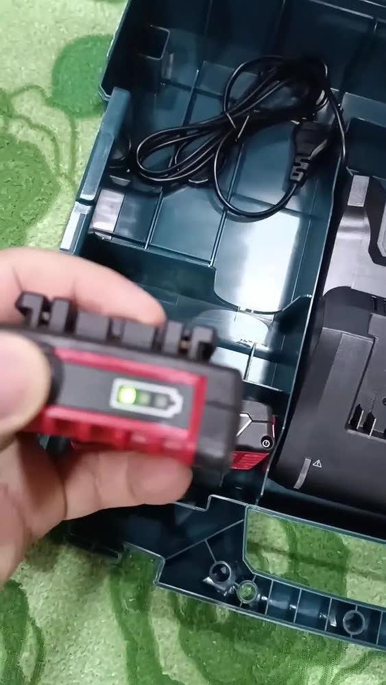 foto de Parafusadeira Furadeira Bosch Gsb 18v-65 Com 2 Baterias Gba 18v 2.0 Ah, Carregador Gal 18v-40 E Maleta L-case