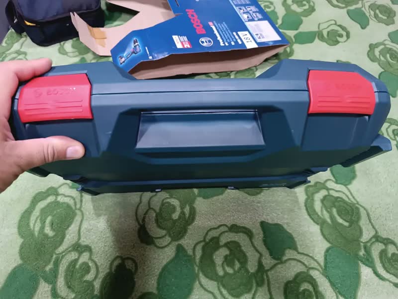 foto de Parafusadeira Furadeira Bosch Gsb 18v-65 Com 2 Baterias Gba 18v 2.0 Ah, Carregador Gal 18v-40 E Maleta L-case