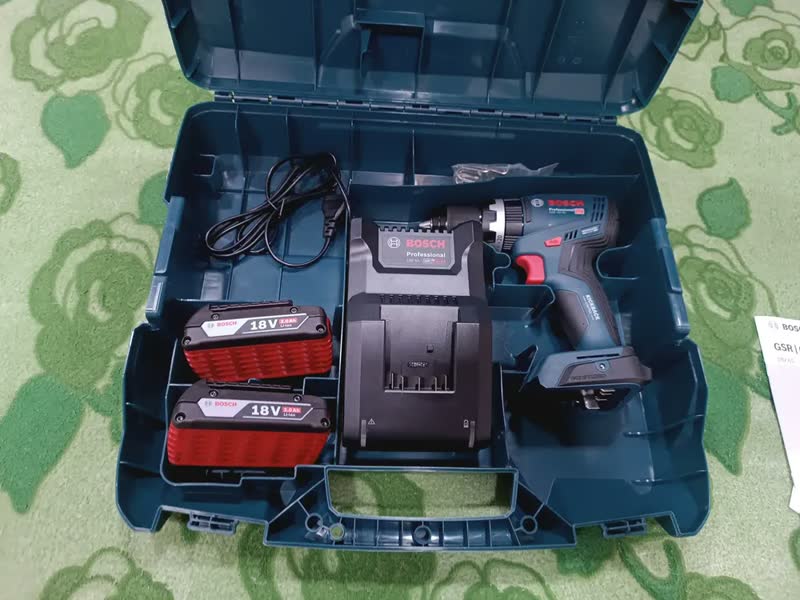 foto de Parafusadeira Furadeira Bosch Gsb 18v-65 Com 2 Baterias Gba 18v 2.0 Ah, Carregador Gal 18v-40 E Maleta L-case