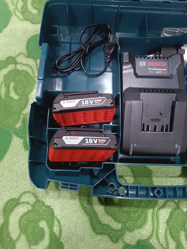 foto de Parafusadeira Furadeira Bosch Gsb 18v-65 Com 2 Baterias Gba 18v 2.0 Ah, Carregador Gal 18v-40 E Maleta L-case