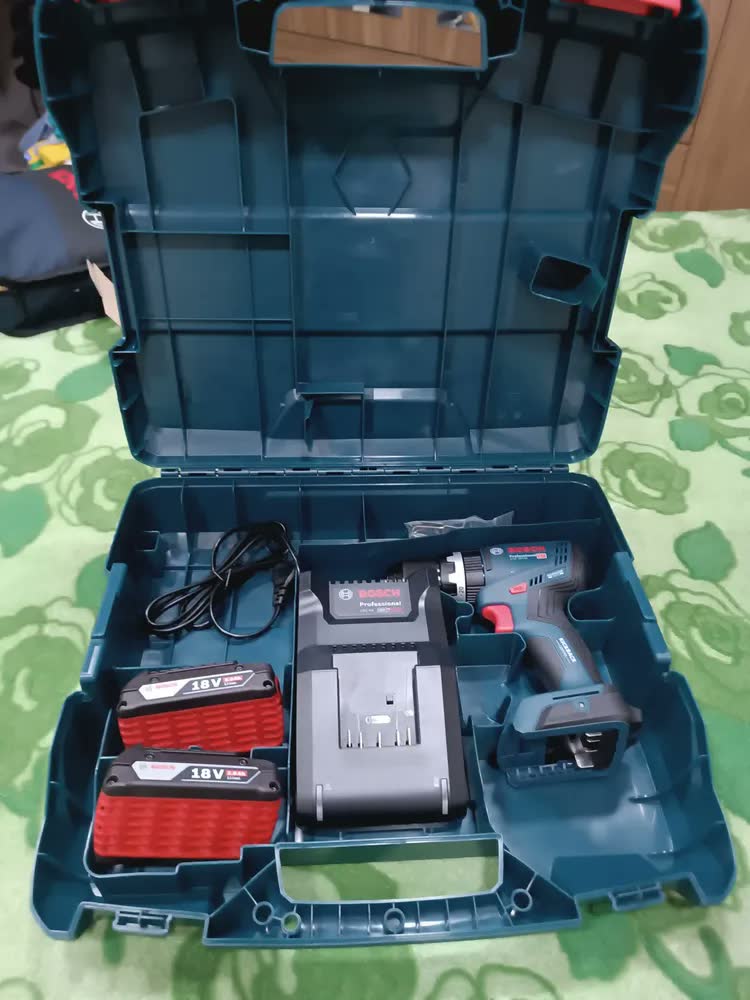 foto de Parafusadeira Furadeira Bosch Gsb 18v-65 Com 2 Baterias Gba 18v 2.0 Ah, Carregador Gal 18v-40 E Maleta L-case