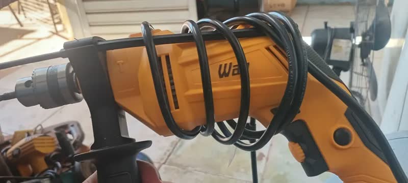foto de Parafusadeira E Furadeira De Impacto 3/8 700w Com Empunhadura Auxiliar Amarela E Preta