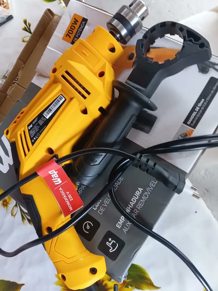 foto de Parafusadeira E Furadeira De Impacto 3/8 700w Com Empunhadura Auxiliar Amarela E Preta