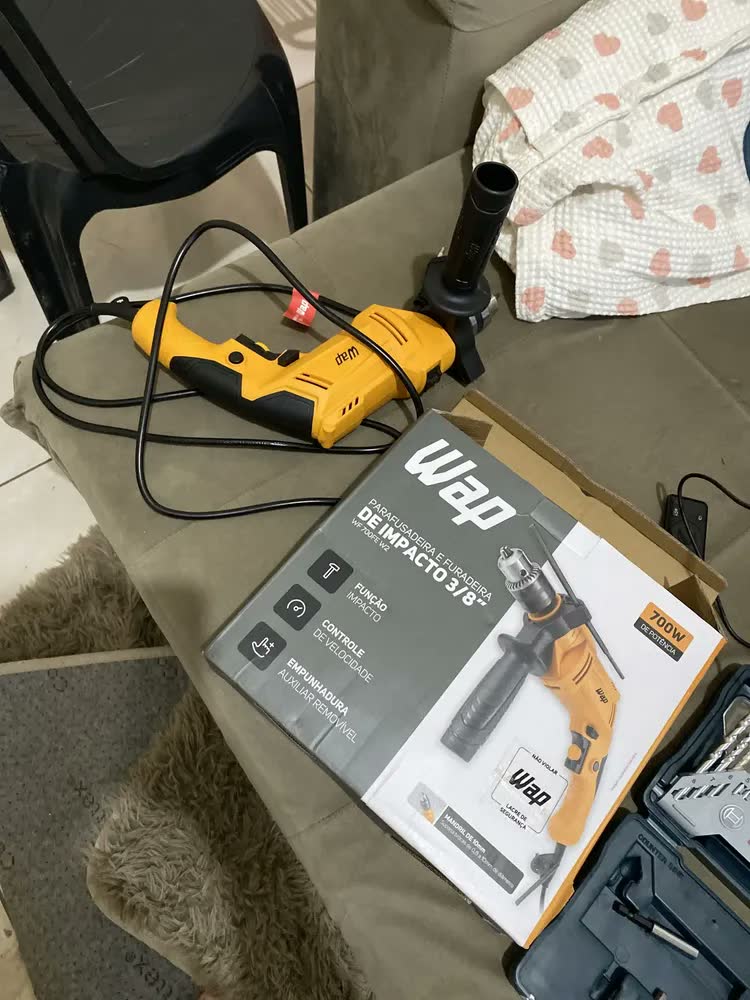 foto de Parafusadeira E Furadeira De Impacto 3/8 700w Com Empunhadura Auxiliar Amarela E Preta