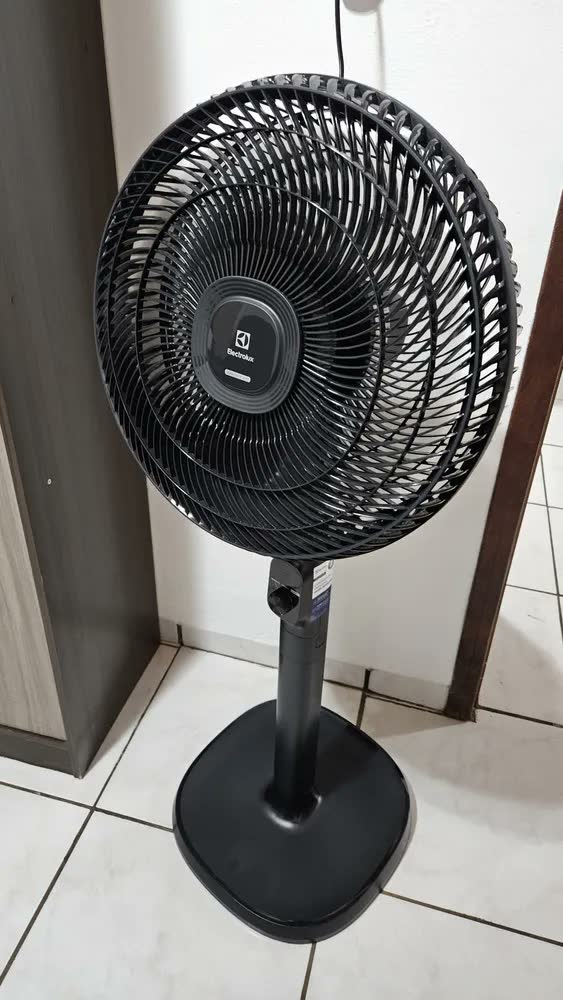 foto de Ventilador Coluna Torre ou Mesa 40cm 6 Pás Electrolux silencioso 3 velocidades com inclinação Duoforce Air+ EFS40 Preto