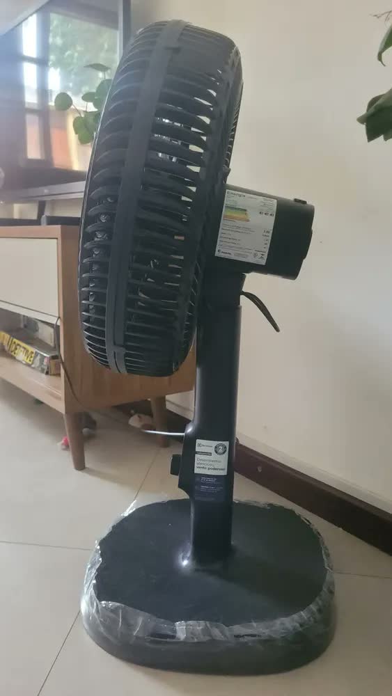 foto de Ventilador Coluna Torre ou Mesa 40cm 6 Pás Electrolux silencioso 3 velocidades com inclinação Duoforce Air+ EFS40 Preto
