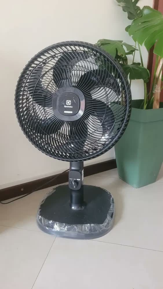 foto de Ventilador Coluna Torre ou Mesa 40cm 6 Pás Electrolux silencioso 3 velocidades com inclinação Duoforce Air+ EFS40 Preto