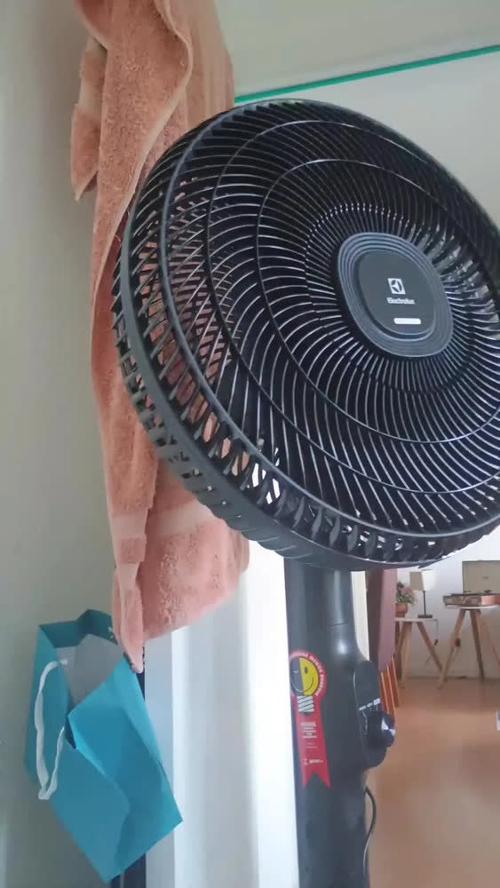 foto de Ventilador Coluna Torre ou Mesa 40cm 6 Pás Electrolux silencioso 3 velocidades com inclinação Duoforce Air+ EFS40 Preto