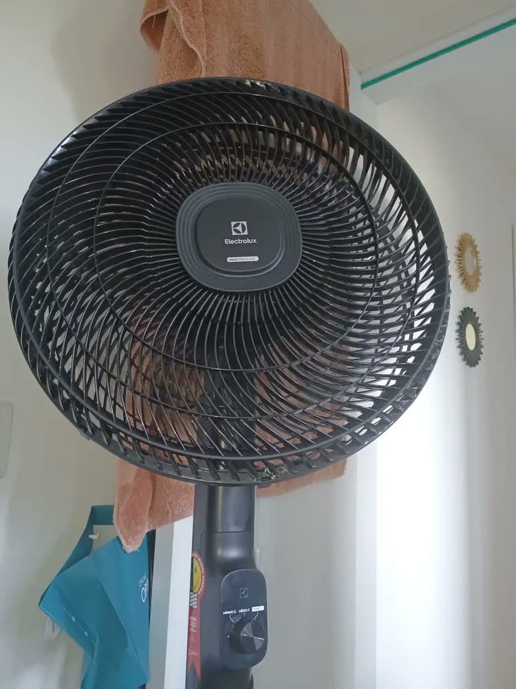 foto de Ventilador Coluna Torre ou Mesa 40cm 6 Pás Electrolux silencioso 3 velocidades com inclinação Duoforce Air+ EFS40 Preto