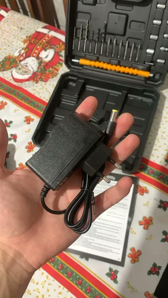 foto de Parafusadeira Furadeira a Bateria 12V Belffe Com Kit de 26 Peças e Maleta Amarela