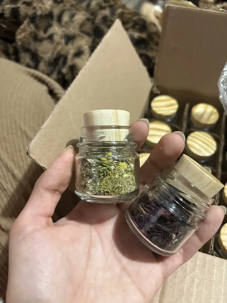 foto de Kit Com 24 Potinhos De Vidro 40ml + Rolhas Madeira Glass