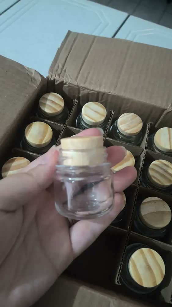 foto de Kit Com 24 Potinhos De Vidro 40ml + Rolhas Madeira Glass