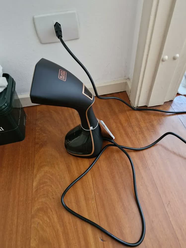 foto de Vaporizador De Roupas BLACK+DECKER BDV2200-BR 1500W