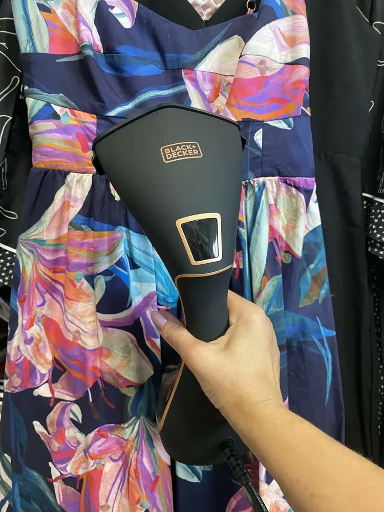 foto de Vaporizador De Roupas BLACK+DECKER BDV2200-BR 1500W