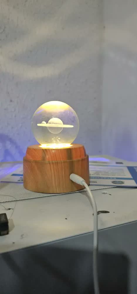 foto de Luminária 3D LED Mesa Giratória Lua Madeira Vidro USB Decoração