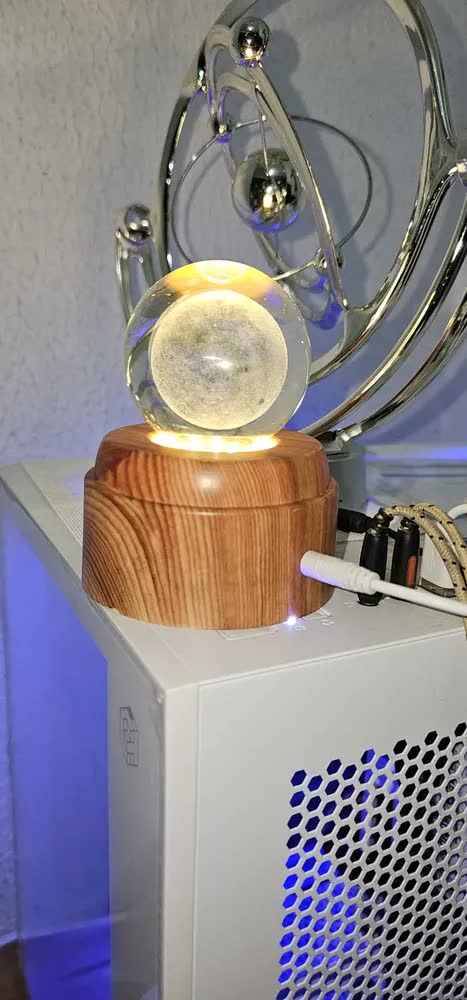 foto de Luminária 3D LED Mesa Giratória Lua Madeira Vidro USB Decoração