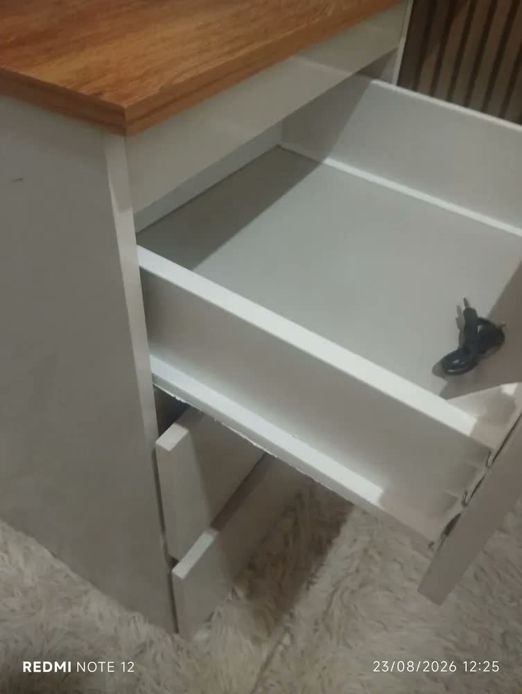 foto de Mesa De Cabeceira Retrô Quarto Decoração 3 Gavetas - Cores