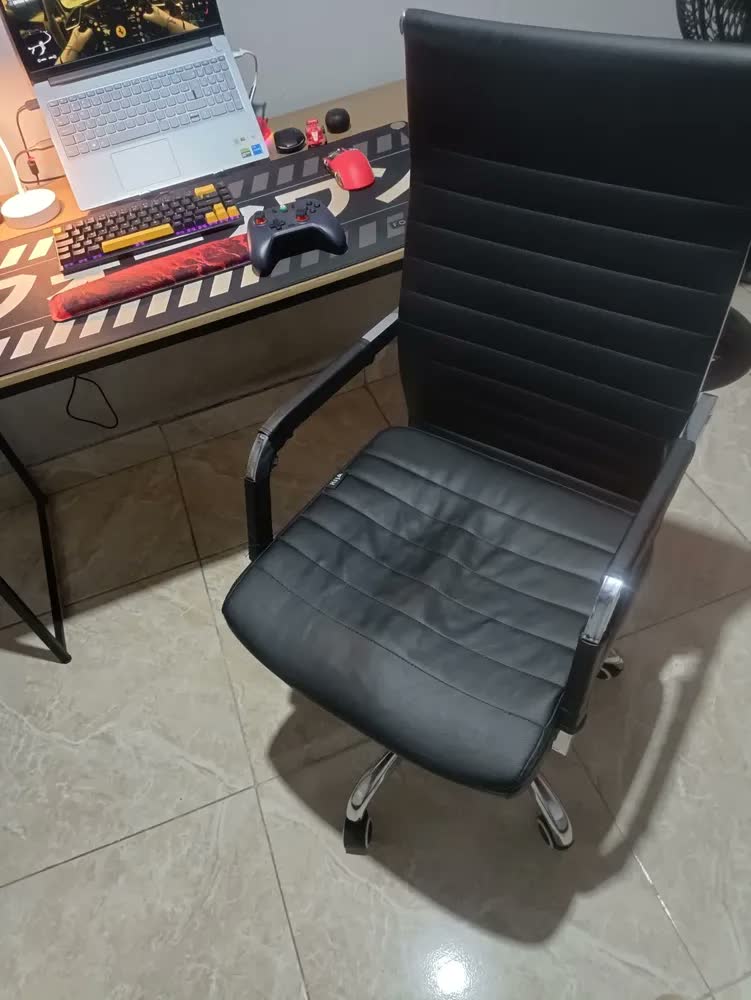 foto de Cadeira Escritorio Presidente Esteirinha Veritas Vincere Brasil Preto Couro Sintético