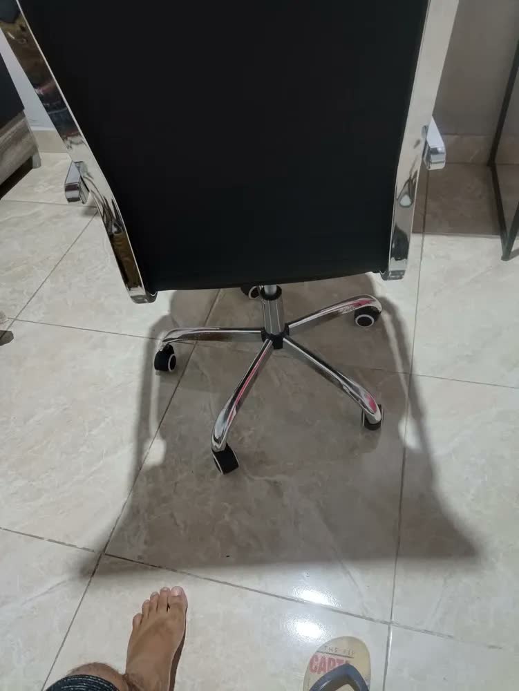 foto de Cadeira Escritorio Presidente Esteirinha Veritas Vincere Brasil Preto Couro Sintético