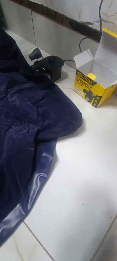 foto de Compressor Bomba de Ar Portátil Elétrica Para Encher e Esvaziar Colchão Inflável Piscina Boias Bivolt Manevox Não é Recarregavél