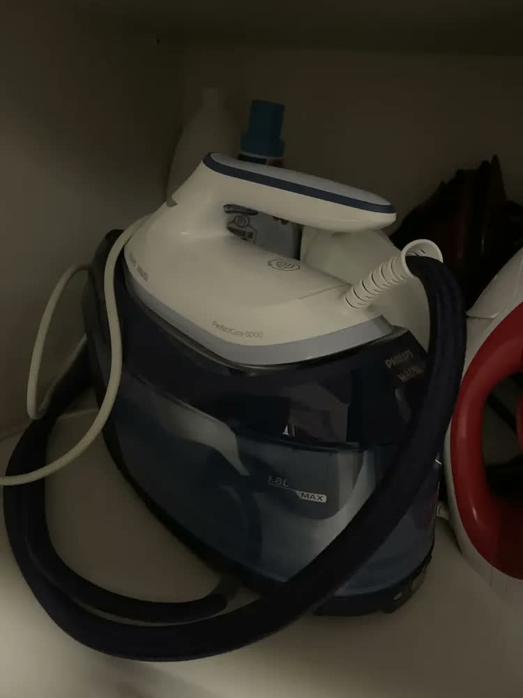 foto de Ferro de passar a vapor Philips Walita Série 6000 Perfect Care cor preto com base antiaderente PSG6064