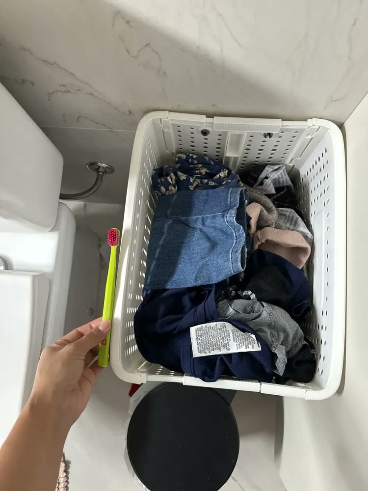 foto de Cesto Dobrável com Rodas Bege para Roupa e Brinquedo
