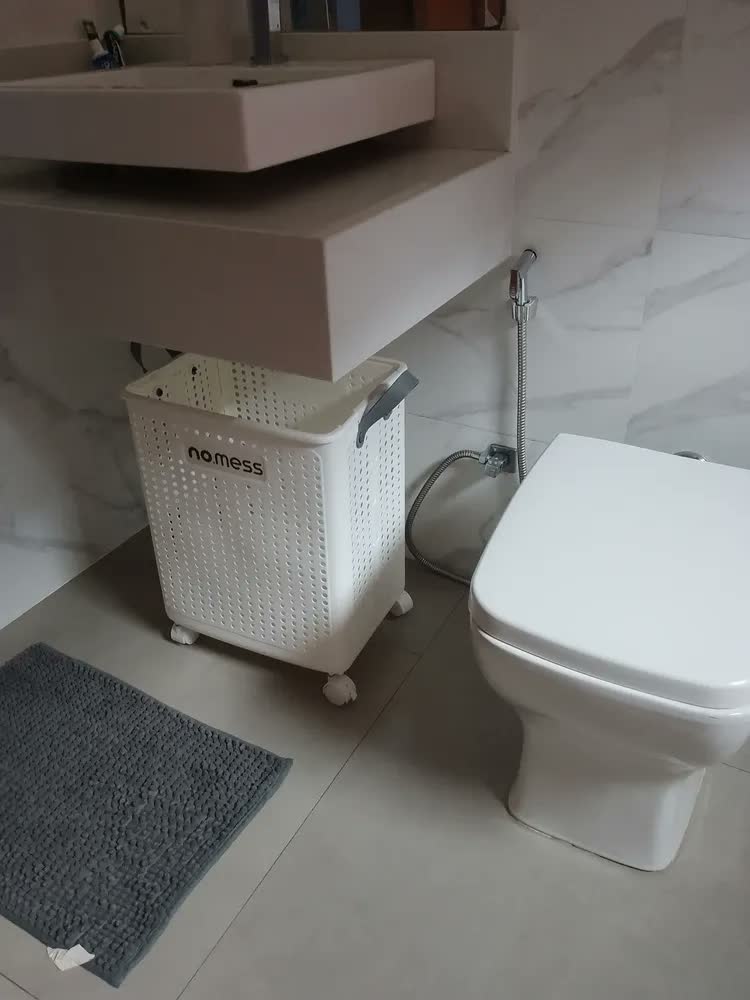 foto de Cesto Dobrável com Rodas Bege para Roupa e Brinquedo