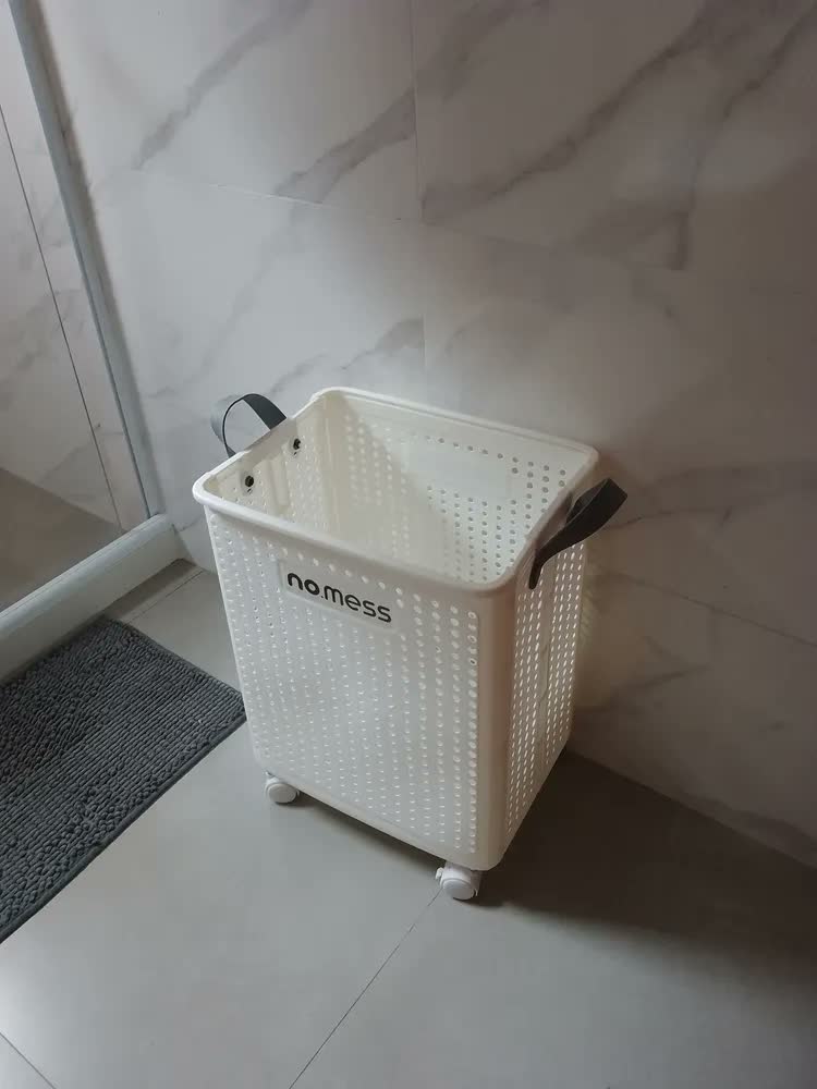 foto de Cesto Dobrável com Rodas Bege para Roupa e Brinquedo