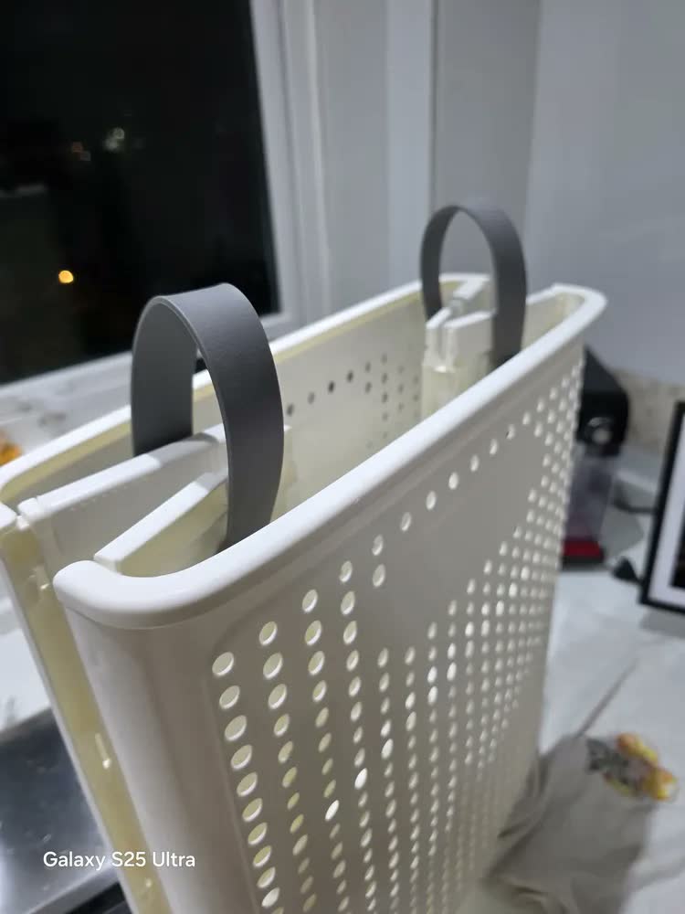 foto de Cesto Dobrável com Rodas Bege para Roupa e Brinquedo