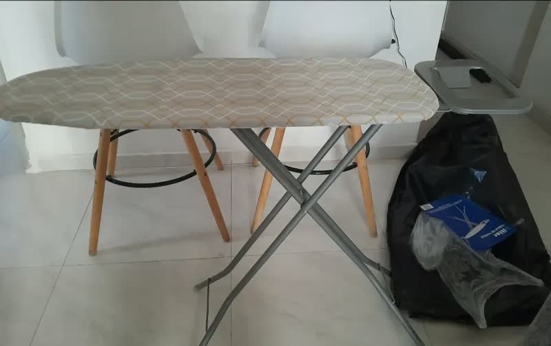 foto de Tábua Mesa De Passar Roupa Tecido Reforçada Dobrável Grande