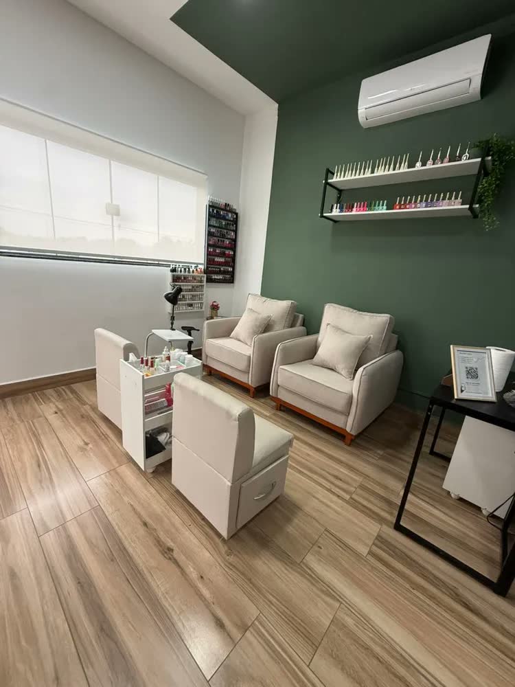 foto de Poltrona Decorativa Sena Linho Palha Compacta Confortável