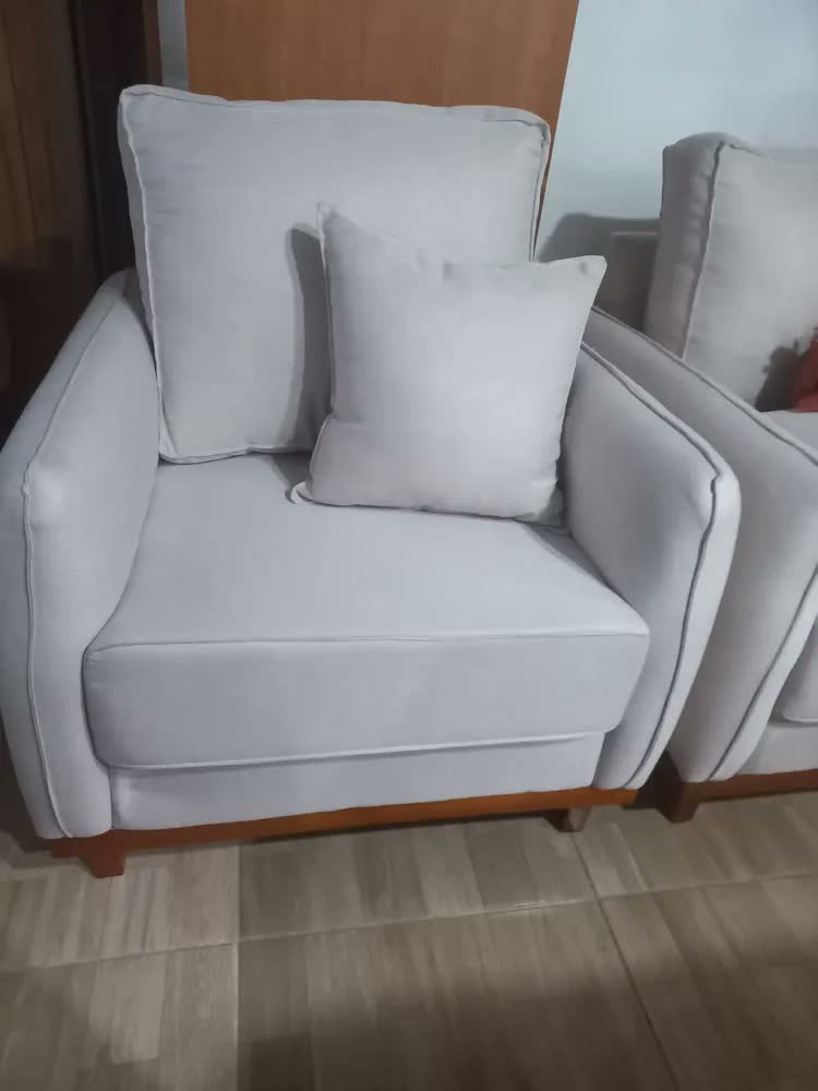 foto de Poltrona Decorativa Sena Linho Palha Compacta Confortável