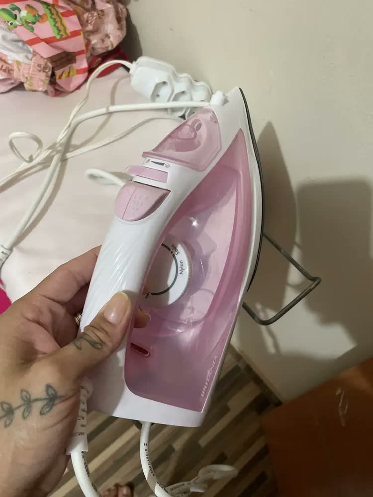 foto de Ferro De Passar A Vapor Britânia Rosa Super Carbon Bfve01a Rosa-claro