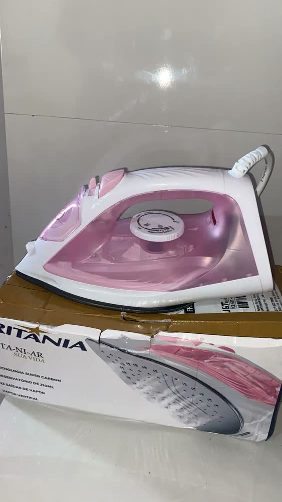 foto de Ferro De Passar A Vapor Britânia Rosa Super Carbon Bfve01a Rosa-claro