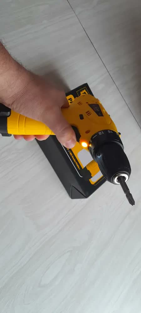 foto de Parafusadeira Furadeira 3/8 Bivolt A Bateria 12v Cor Amarelo Frequência 60hz