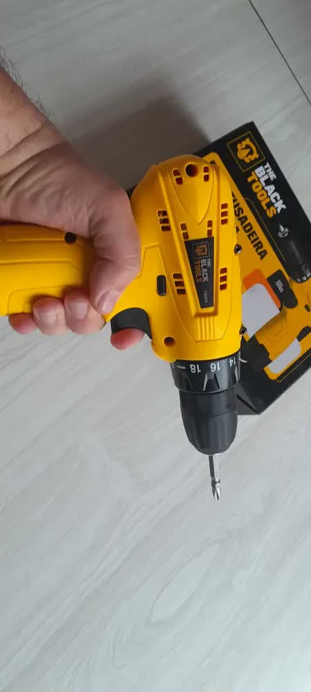 foto de Parafusadeira Furadeira 3/8 Bivolt A Bateria 12v Cor Amarelo Frequência 60hz