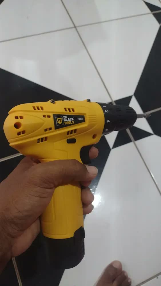 foto de Parafusadeira Furadeira 3/8 Bivolt A Bateria 12v Cor Amarelo Frequência 60hz