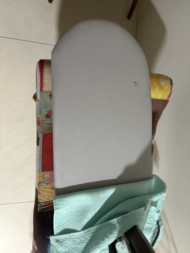 foto de Mesa De Passar Roupa Em Cima Da Cama Bancada Tabua Portátil