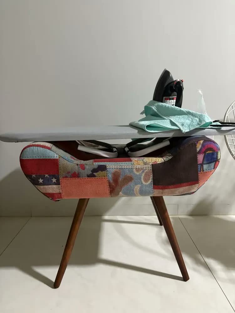 foto de Mesa De Passar Roupa Em Cima Da Cama Bancada Tabua Portátil