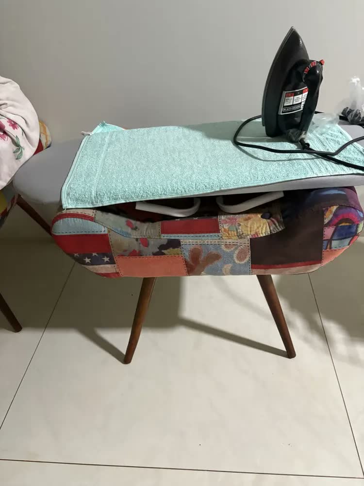 foto de Mesa De Passar Roupa Em Cima Da Cama Bancada Tabua Portátil