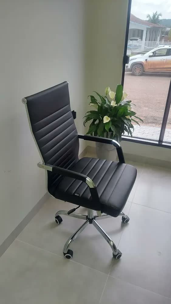foto de Cadeira Escritorio Presidente Esteirinha Verita Rija Branco Couro Sintético